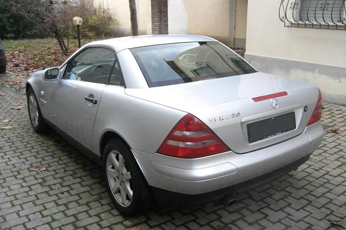 Mercedes SLK R170 grise de trois quarts arrière, toit fermé