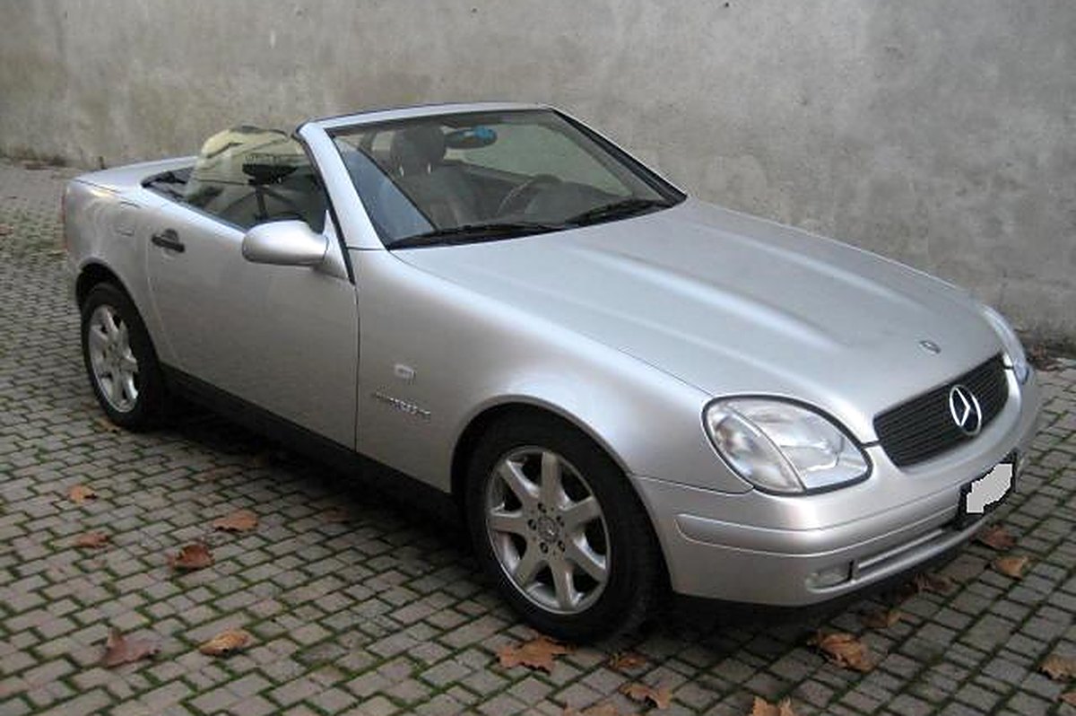 Mercedes SLK R170 grise toit ouvert de trois quarts avant, jantes 7 branches