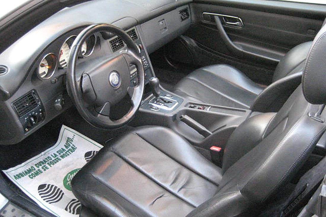 Intérieur Mercedes SLK R170 : sièges cuir noir, planche de bord