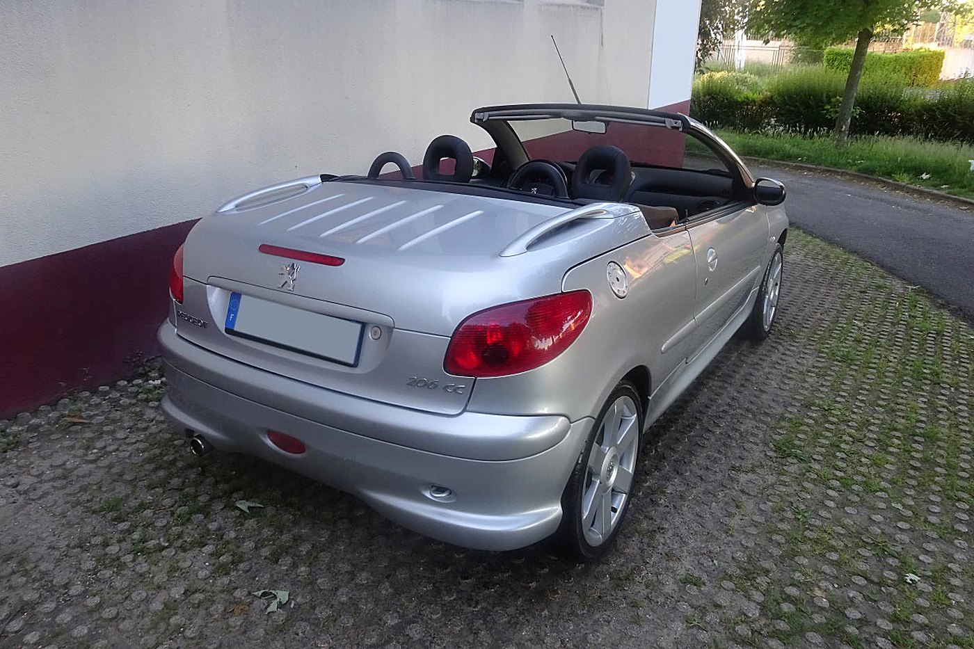 Peugeot 206 CC grise toit ouvert, de trois quarts arrière