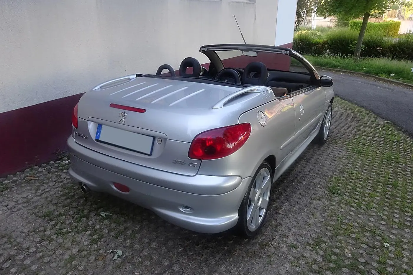 Peugeot 206 CC grise toit ouvert, de trois quarts arrière