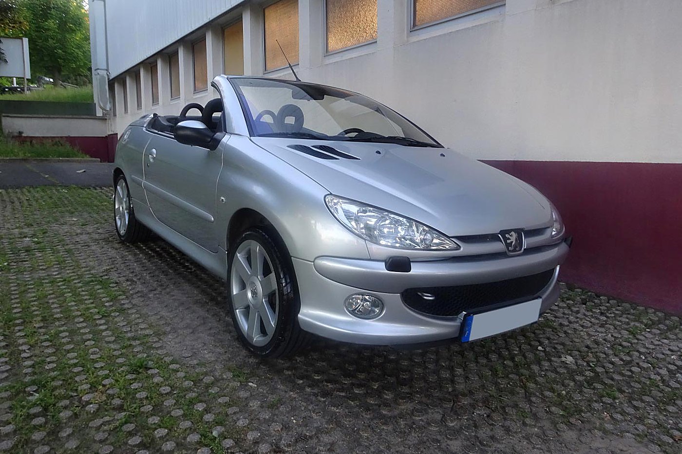 Peugeot 206 CC grise toit ouvert, de trois quarts avant