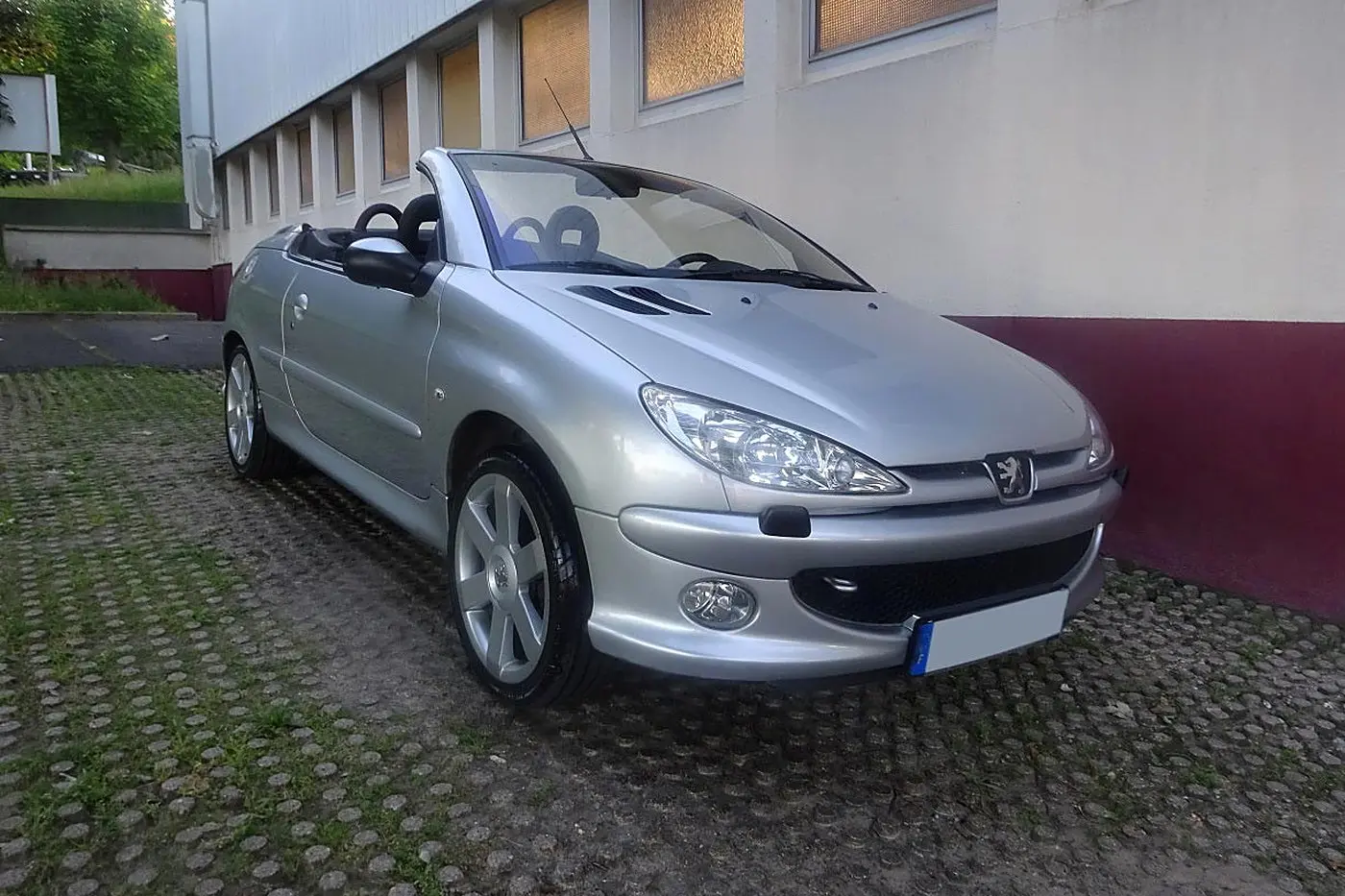 Peugeot 206 CC grise toit ouvert, de trois quarts avant