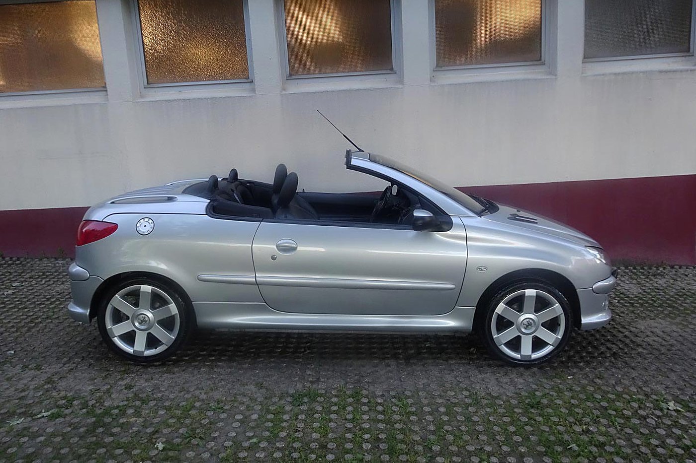 Peugeot 206 CC grise de profil, toit ouvert