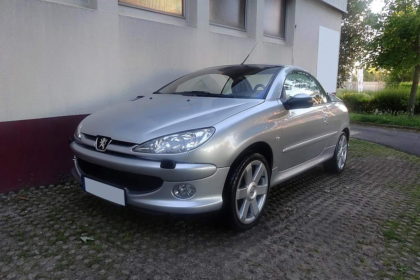 Peugeot 206 CC grise toit rigide fermé, de trois quarts avant