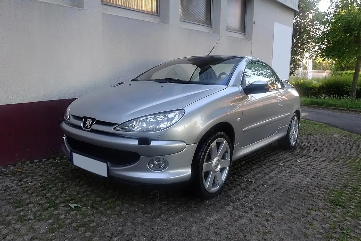 Peugeot 206 CC grise toit rigide fermé, de trois quarts avant